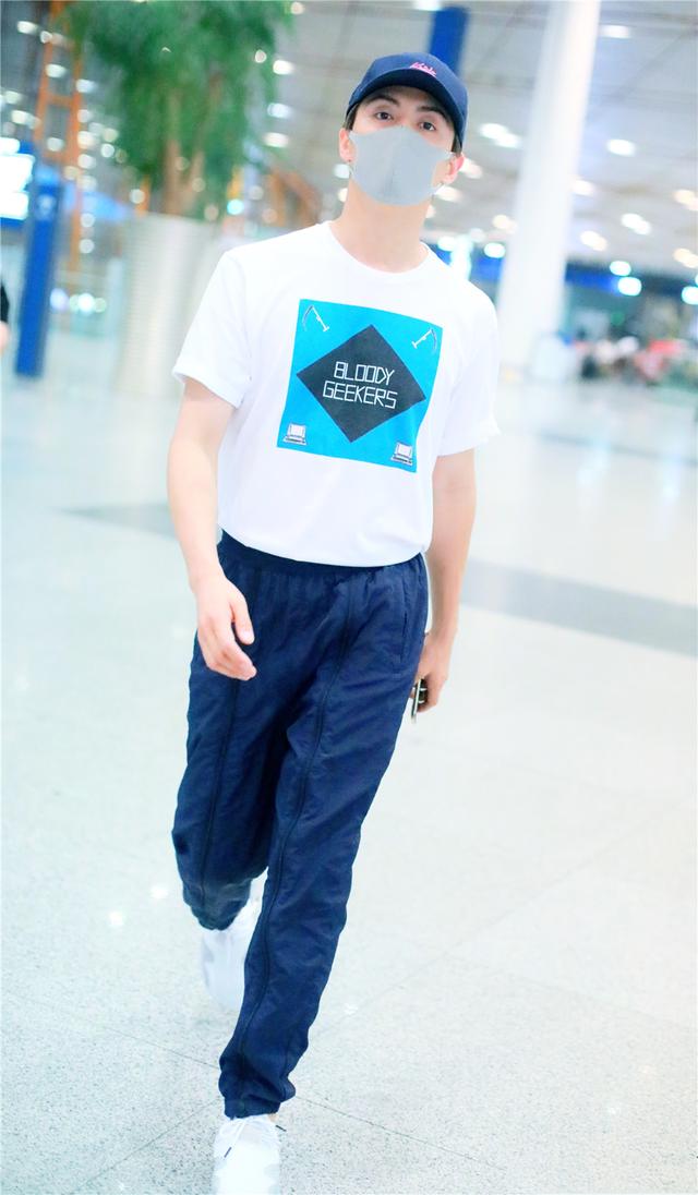 马天宇私下穿搭简约帅气,剪寸头更看不出年纪了 马天宇私下穿搭简约帅气,剪寸头更看不出年纪了