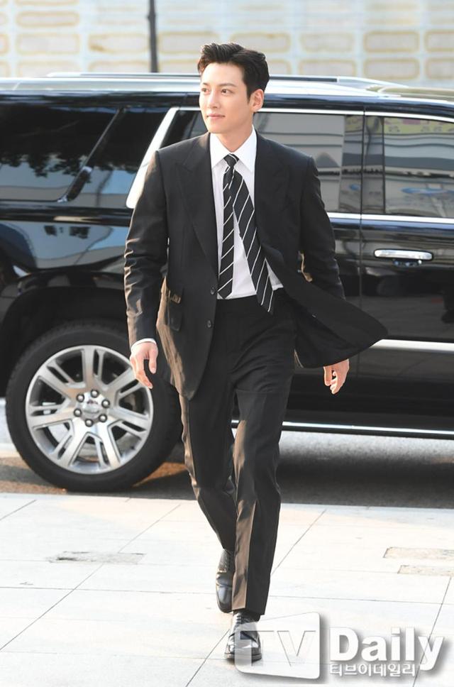 池昌旭出席品牌活动!好久不见的西装Look,真的非常帅气呢 池昌旭出席品牌活动!好久不见的西装Look,真的非常帅气呢