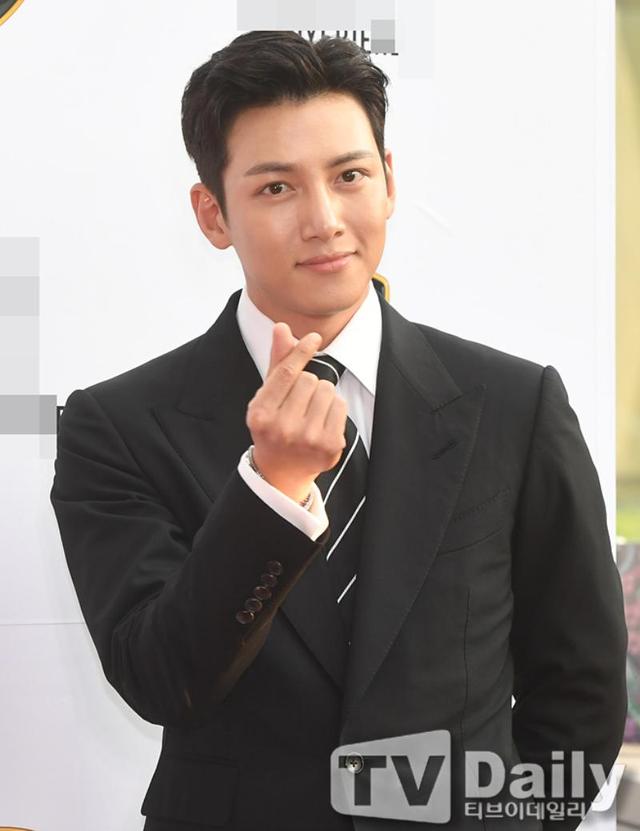 池昌旭出席品牌活动!好久不见的西装Look,真的非常帅气呢 池昌旭出席品牌活动!好久不见的西装Look,真的非常帅气呢