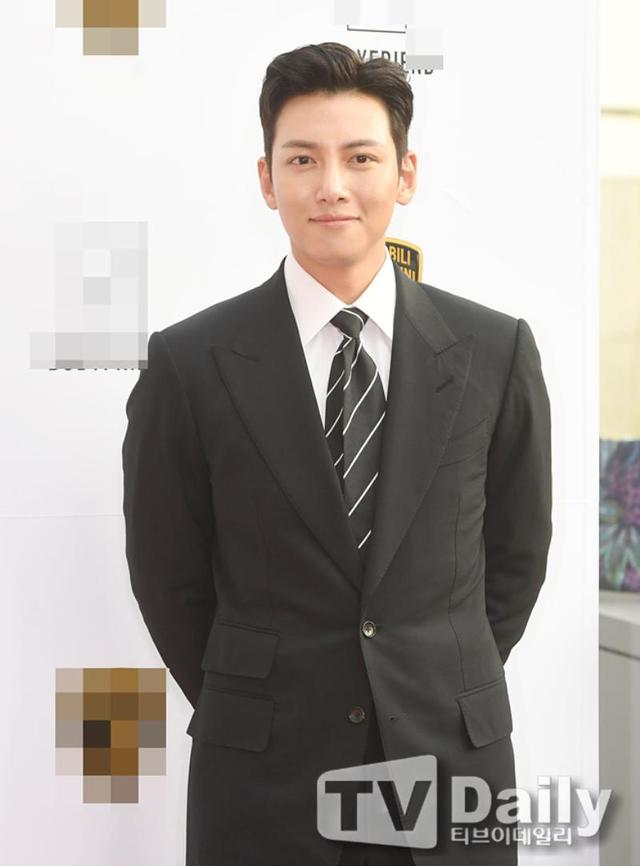 池昌旭出席品牌活动!好久不见的西装Look,真的非常帅气呢 池昌旭出席品牌活动!好久不见的西装Look,真的非常帅气呢