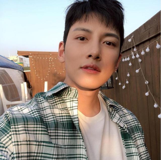 池昌旭出席品牌活动!好久不见的西装Look,真的非常帅气呢 池昌旭出席品牌活动!好久不见的西装Look,真的非常帅气呢