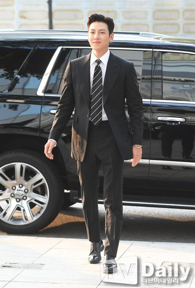 池昌旭出席品牌活动!好久不见的西装Look,真的非常帅气呢 池昌旭出席品牌活动!好久不见的西装Look,真的非常帅气呢