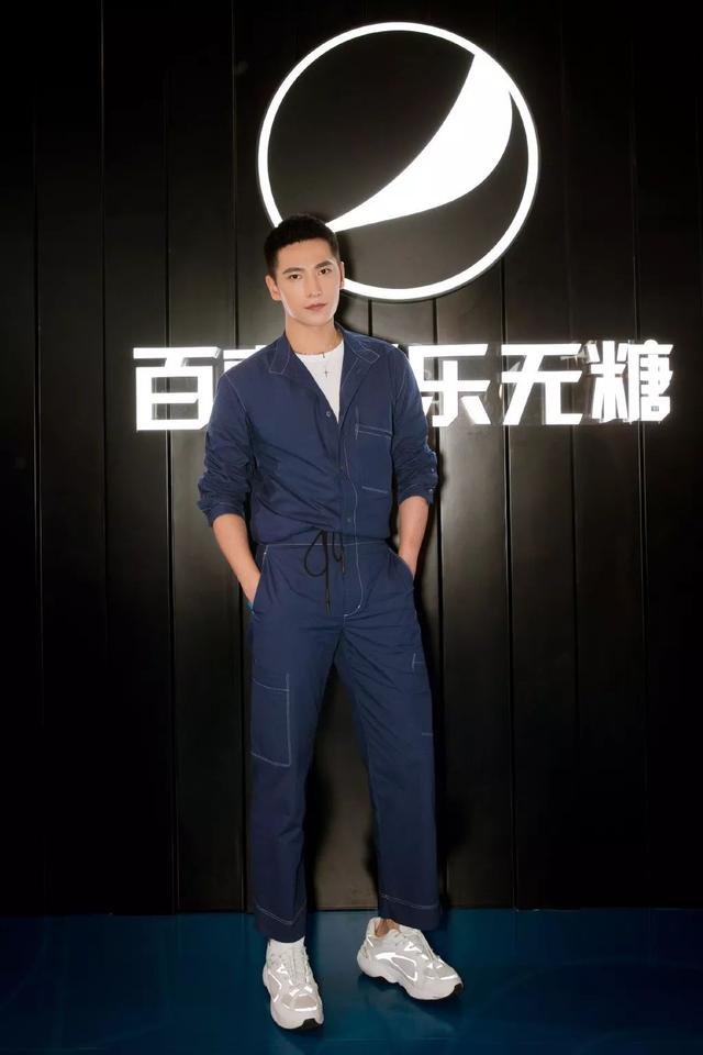 杨洋最新垃圾分类时尚LOOK,阳刚帅气,夏日可以一试 杨洋最新垃圾分类时尚LOOK,阳刚帅气,夏日可以一试