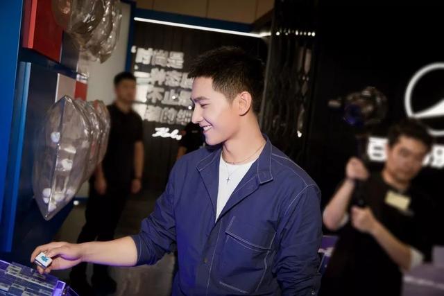 杨洋最新垃圾分类时尚LOOK,阳刚帅气,夏日可以一试 杨洋最新垃圾分类时尚LOOK,阳刚帅气,夏日可以一试