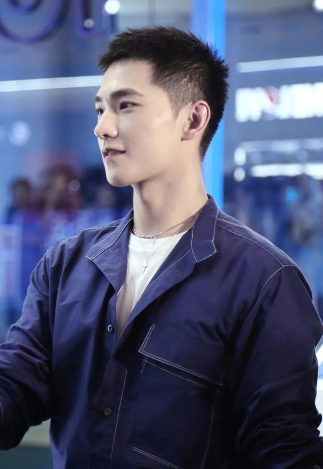 杨洋最新垃圾分类时尚LOOK,阳刚帅气,夏日可以一试 杨洋最新垃圾分类时尚LOOK,阳刚帅气,夏日可以一试