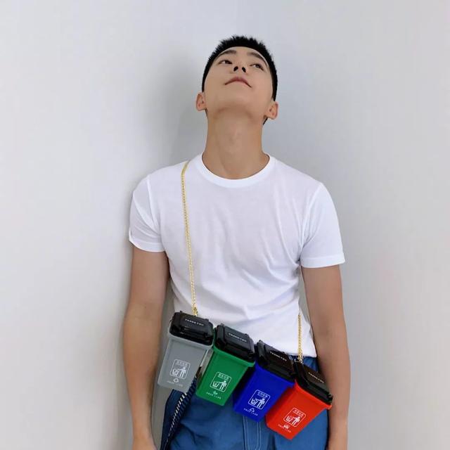 杨洋最新垃圾分类时尚LOOK,阳刚帅气,夏日可以一试 杨洋最新垃圾分类时尚LOOK,阳刚帅气,夏日可以一试