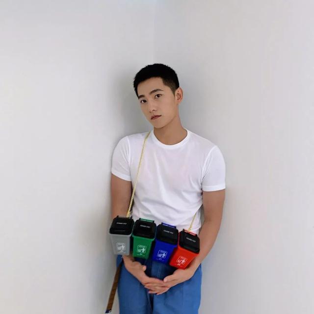 杨洋最新垃圾分类时尚LOOK,阳刚帅气,夏日可以一试 杨洋最新垃圾分类时尚LOOK,阳刚帅气,夏日可以一试