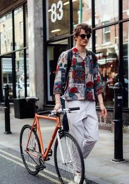 印花衬衫该怎么穿搭才能营造个性魅力? 印花衬衫该怎么穿搭才能营造个性魅力?