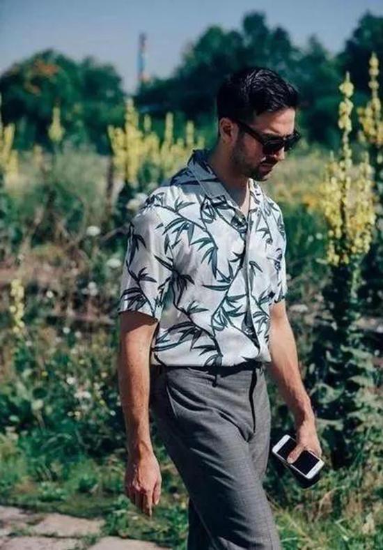 印花衬衫该怎么穿搭才能营造个性魅力? 印花衬衫该怎么穿搭才能营造个性魅力?