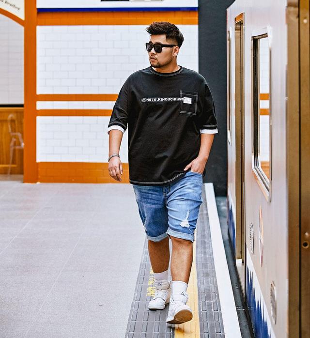 黑色T恤没选对,不但不显瘦反而会显胖 黑色T恤没选对,不但不显瘦反而会显胖