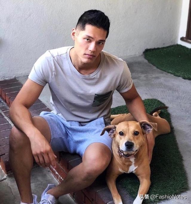 金小妹贴身保镖身材健硕样貌俊俏,变模特登杂志 金小妹贴身保镖身材健硕样貌俊俏,变模特登杂志