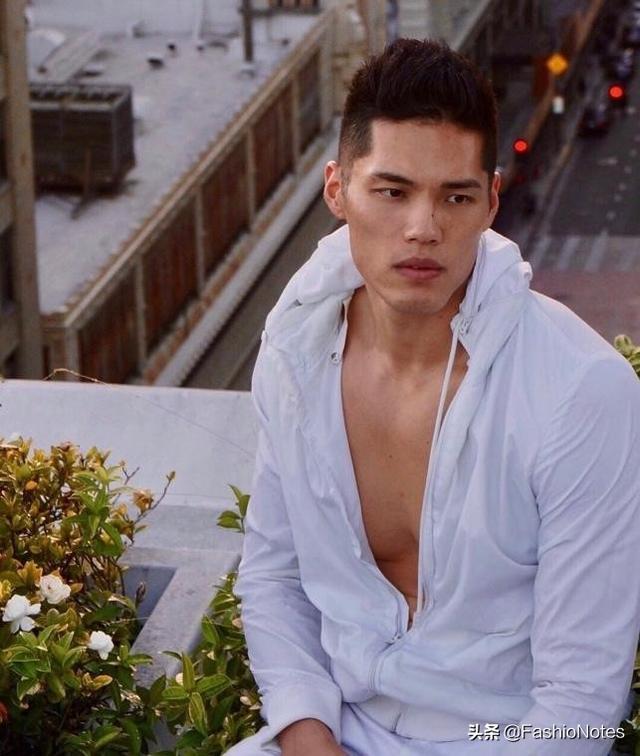 金小妹贴身保镖身材健硕样貌俊俏,变模特登杂志 金小妹贴身保镖身材健硕样貌俊俏,变模特登杂志