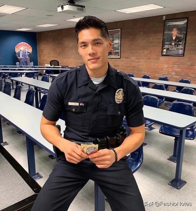 金小妹贴身保镖身材健硕样貌俊俏,变模特登杂志 金小妹贴身保镖身材健硕样貌俊俏,变模特登杂志