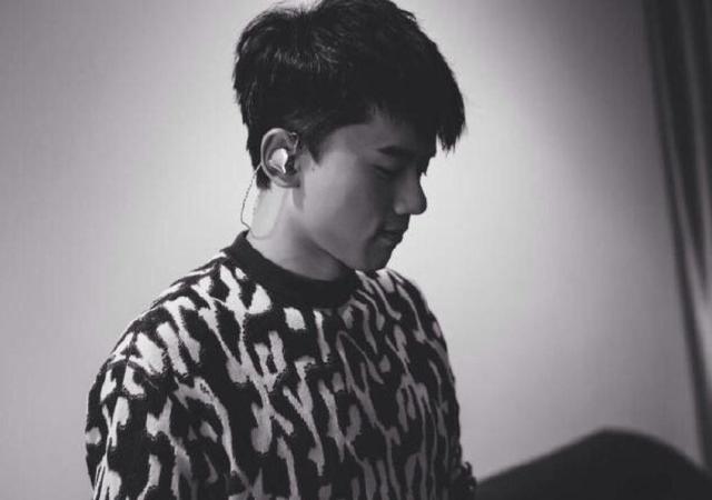 演唱会展露肌肉的张杰,真不是一般的帅 演唱会展露肌肉的张杰,真不是一般的帅