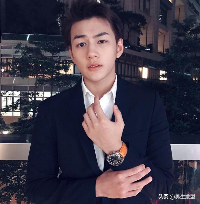 男生剪头发,别以为只有锅盖头,这4款发型,露出额头更帅气 男生剪头发,别以为只有锅盖头,这4款发型,露出额头更帅气