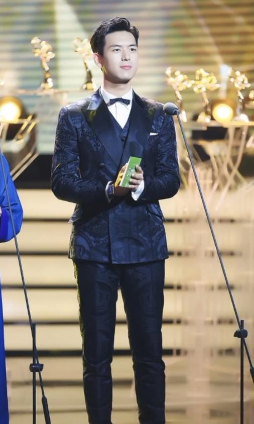 李现对自己太自信!穿3cm“高跟鞋”秀腿,却被嘴唇抢镜 李现对自己太自信!穿3cm“高跟鞋”秀腿,却被嘴唇抢镜