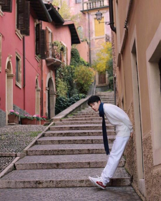 刘昊然简直是直男的穿衣模板!白色衬衫+牛仔裤干净清爽 刘昊然简直是直男的穿衣模板!白色衬衫+牛仔裤干净清爽