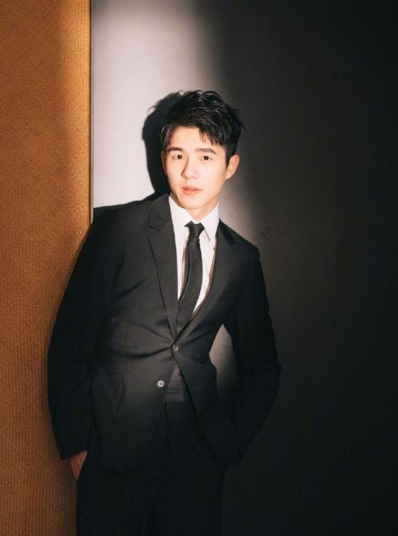 刘昊然简直是直男的穿衣模板!白色衬衫+牛仔裤干净清爽 刘昊然简直是直男的穿衣模板!白色衬衫+牛仔裤干净清爽