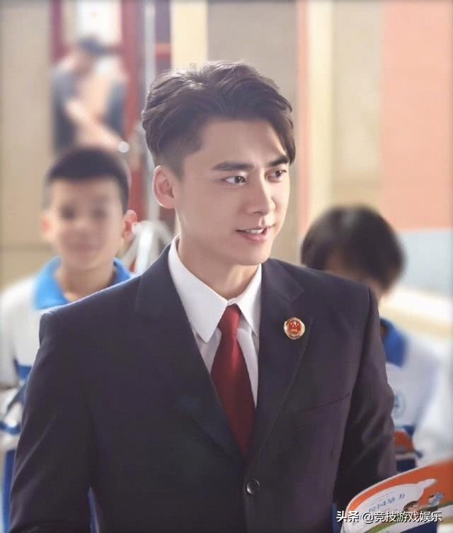 李易峰新剧来袭，穿检察官制服一身正气