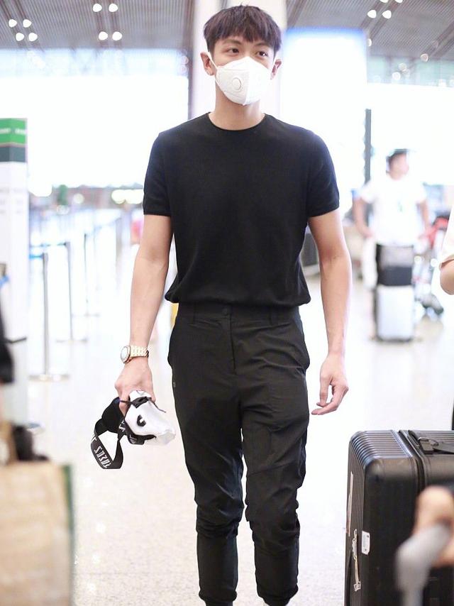 183cm柯震东终于现身,一身黑色造型,帅出新高度 183cm柯震东终于现身,一身黑色造型,帅出新高度