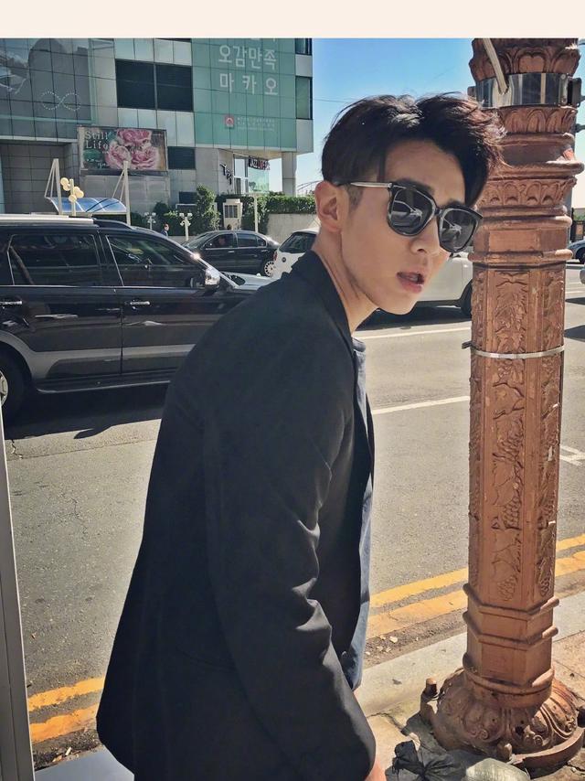 183cm柯震东终于现身,一身黑色造型,帅出新高度 183cm柯震东终于现身,一身黑色造型,帅出新高度