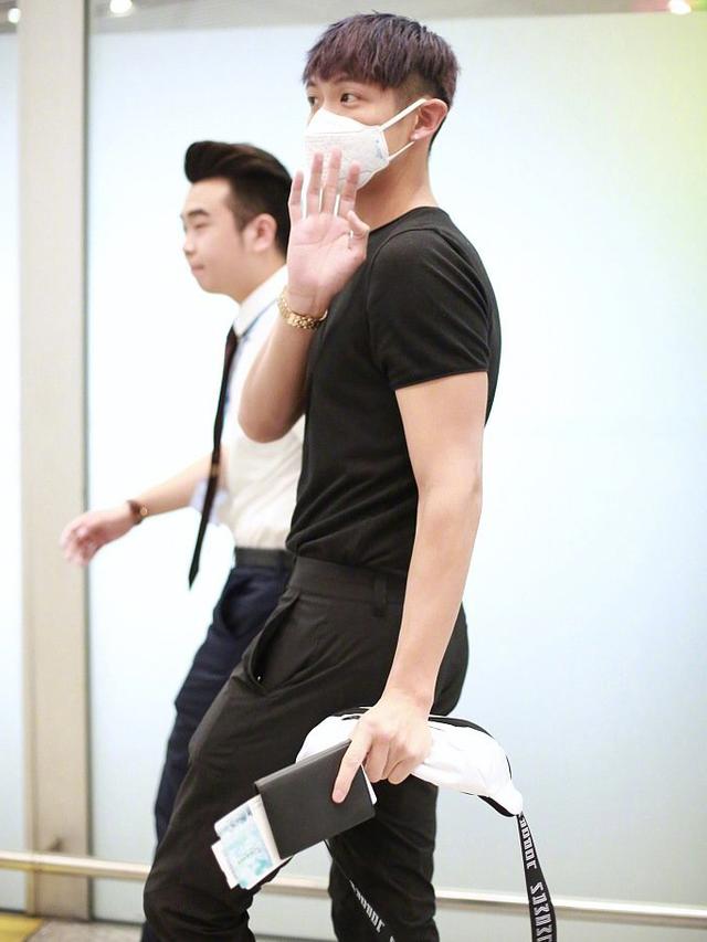 183cm柯震东终于现身,一身黑色造型,帅出新高度 183cm柯震东终于现身,一身黑色造型,帅出新高度