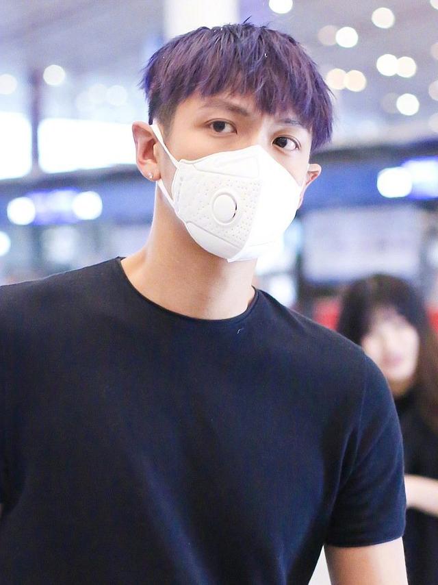 183cm柯震东终于现身,一身黑色造型,帅出新高度 183cm柯震东终于现身,一身黑色造型,帅出新高度