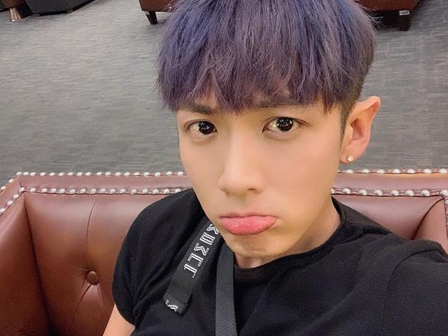 183cm柯震东终于现身,一身黑色造型,帅出新高度 183cm柯震东终于现身,一身黑色造型,帅出新高度