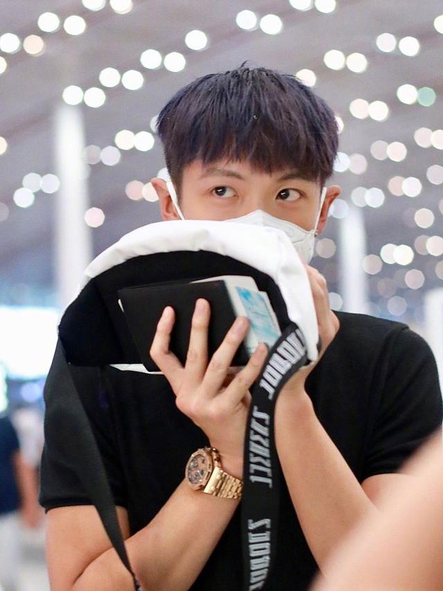 183cm柯震东终于现身,一身黑色造型,帅出新高度 183cm柯震东终于现身,一身黑色造型,帅出新高度