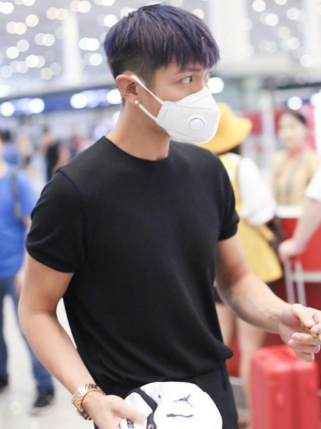 183cm柯震东终于现身,一身黑色造型,帅出新高度 183cm柯震东终于现身,一身黑色造型,帅出新高度