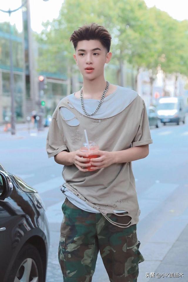 Justin黄明昊,身材特别纤瘦有型,穿正装是非常好看的 Justin黄明昊,身材特别纤瘦有型,穿正装是非常好看的