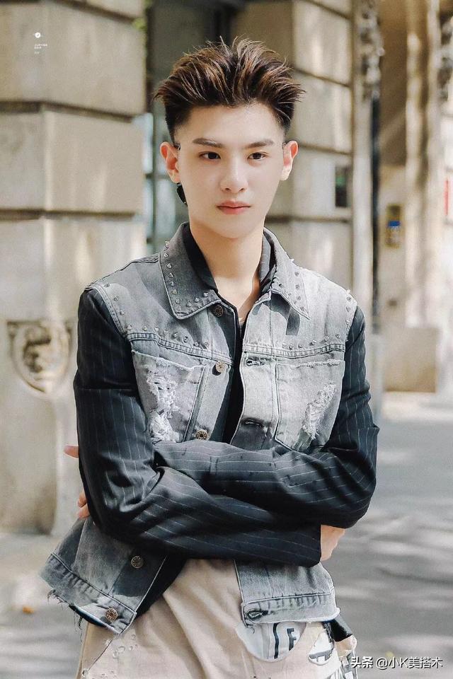 Justin黄明昊,身材特别纤瘦有型,穿正装是非常好看的 Justin黄明昊,身材特别纤瘦有型,穿正装是非常好看的