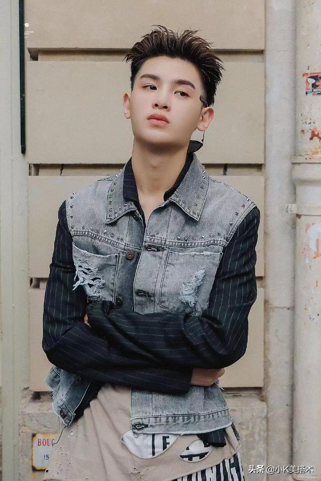 Justin黄明昊,身材特别纤瘦有型,穿正装是非常好看的 Justin黄明昊,身材特别纤瘦有型,穿正装是非常好看的