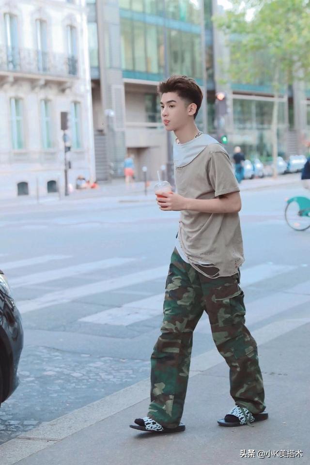 Justin黄明昊,身材特别纤瘦有型,穿正装是非常好看的 Justin黄明昊,身材特别纤瘦有型,穿正装是非常好看的