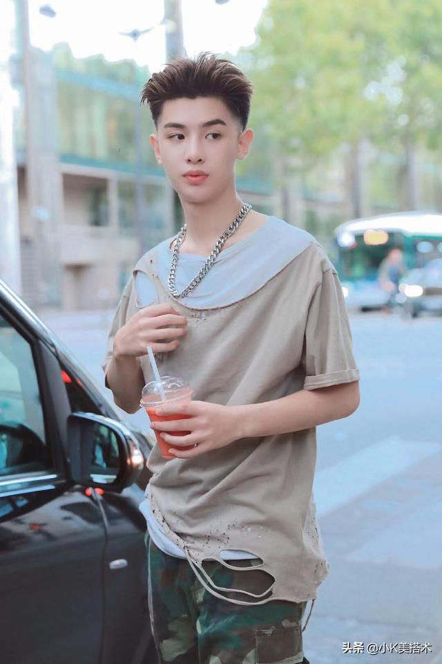 Justin黄明昊,身材特别纤瘦有型,穿正装是非常好看的 Justin黄明昊,身材特别纤瘦有型,穿正装是非常好看的