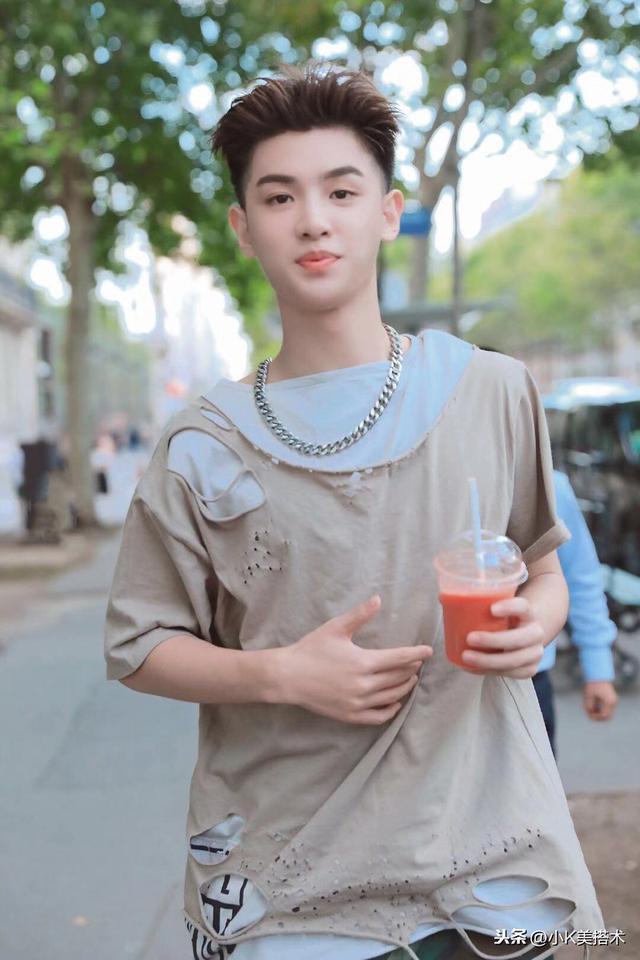 Justin黄明昊,身材特别纤瘦有型,穿正装是非常好看的 Justin黄明昊,身材特别纤瘦有型,穿正装是非常好看的