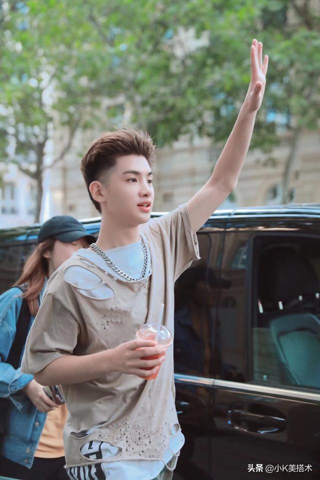 Justin黄明昊,身材特别纤瘦有型,穿正装是非常好看的 Justin黄明昊,身材特别纤瘦有型,穿正装是非常好看的