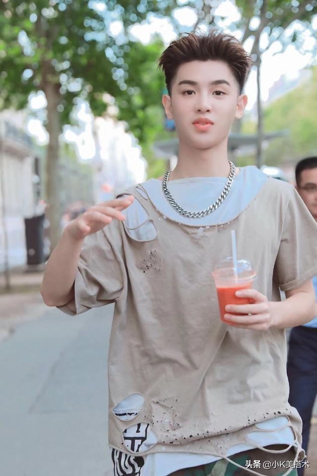 Justin黄明昊,身材特别纤瘦有型,穿正装是非常好看的 Justin黄明昊,身材特别纤瘦有型,穿正装是非常好看的