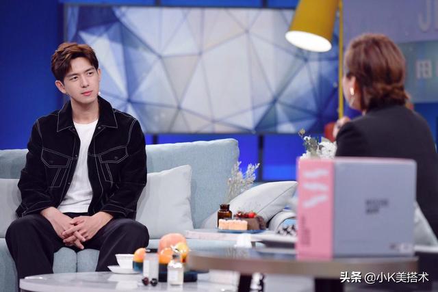 李现录制《非常静距离》,大背头换斜刘海,露额头帅气十足 李现录制《非常静距离》,大背头换斜刘海,露额头帅气十足