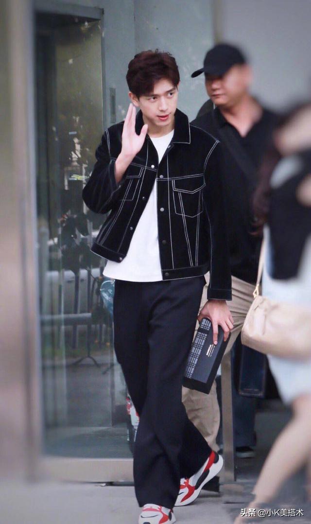 李现录制《非常静距离》,大背头换斜刘海,露额头帅气十足 李现录制《非常静距离》,大背头换斜刘海,露额头帅气十足