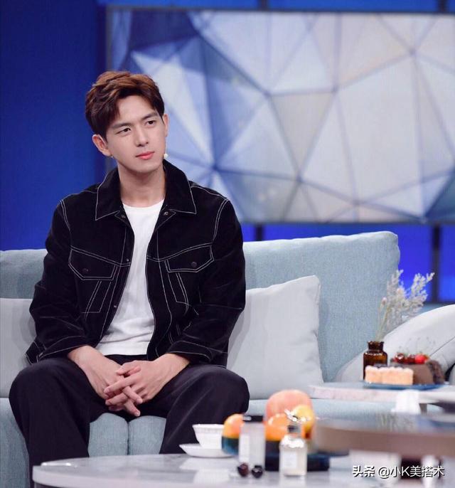 李现录制《非常静距离》,大背头换斜刘海,露额头帅气十足 李现录制《非常静距离》,大背头换斜刘海,露额头帅气十足