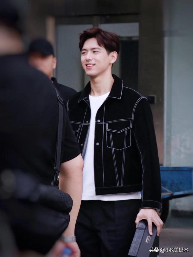 李现录制《非常静距离》,大背头换斜刘海,露额头帅气十足 李现录制《非常静距离》,大背头换斜刘海,露额头帅气十足