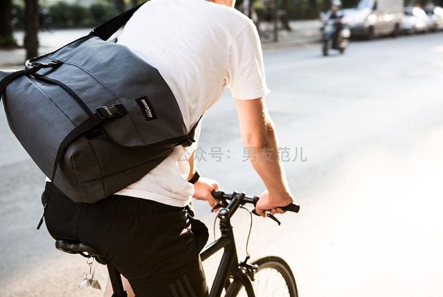 背什么包不容易显土?这3类是时髦界的扛把子了吧 背什么包不容易显土?这3类是时髦界的扛把子了吧