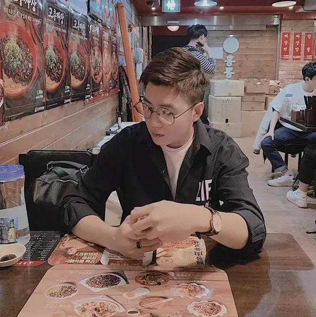 越南帅气空少,坚持健身游泳保持身材,引无数乘客犯花痴 越南帅气空少,坚持健身游泳保持身材,引无数乘客犯花痴