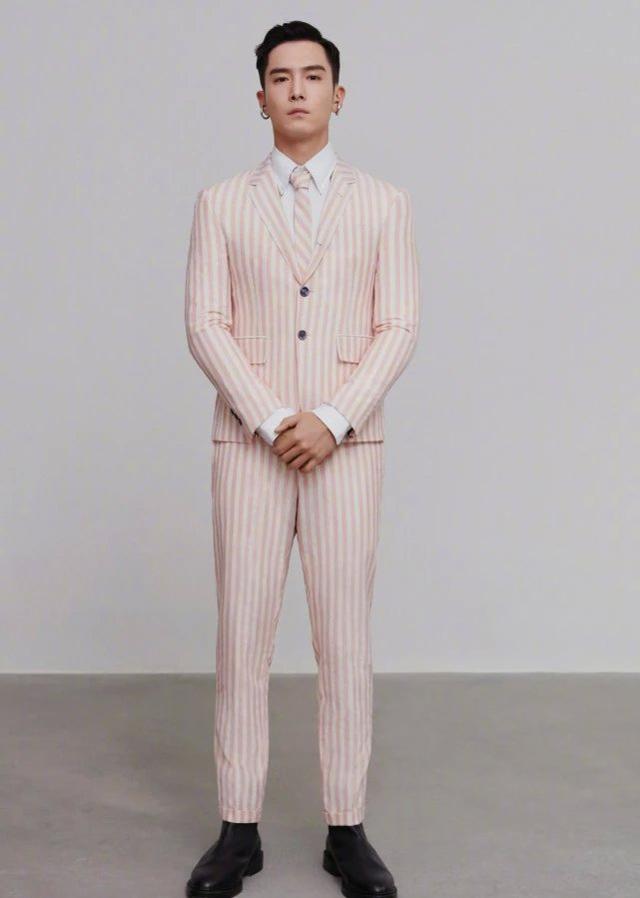 看到盛一伦的“冰淇淋男友”穿搭,感觉夏天凉爽很多 看到盛一伦的“冰淇淋男友”穿搭,感觉夏天凉爽很多