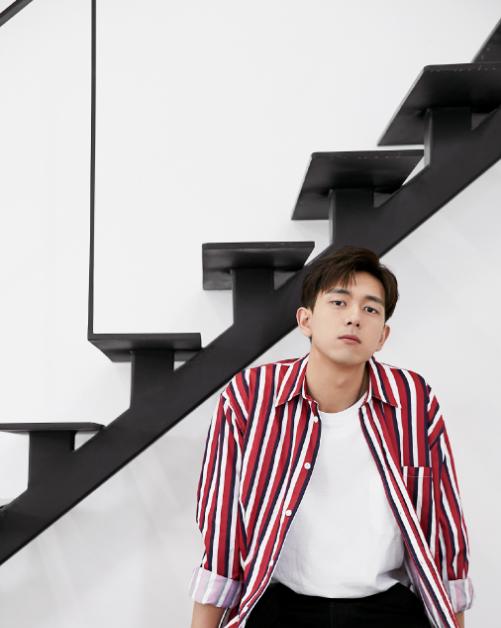 李现“证件照”走红,素颜还不洗头,这颜值还能媲美彭于晏 李现“证件照”走红,素颜还不洗头,这颜值还能媲美彭于晏