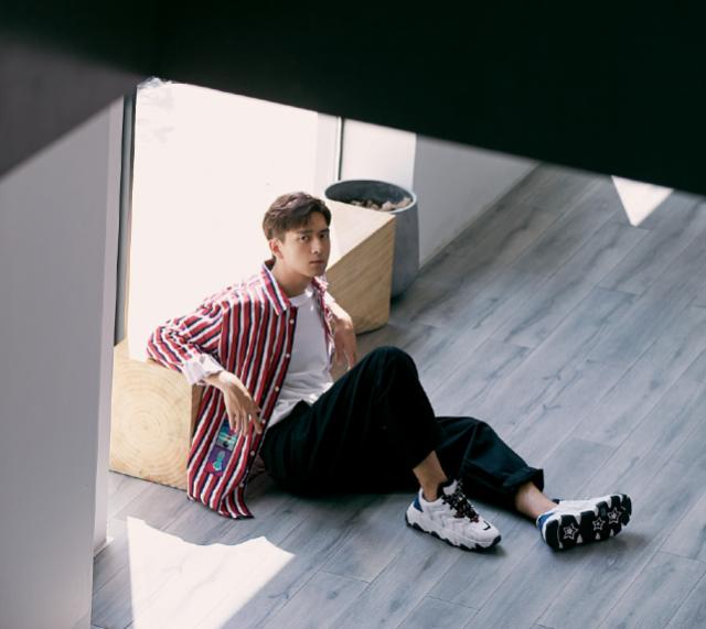 李现“证件照”走红,素颜还不洗头,这颜值还能媲美彭于晏 李现“证件照”走红,素颜还不洗头,这颜值还能媲美彭于晏