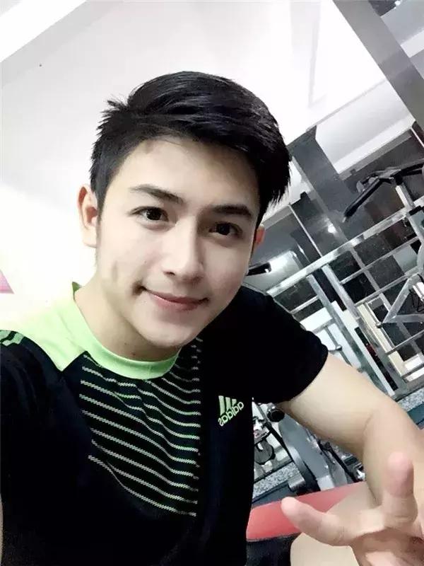 越南一军官因长相帅气走红网络,颜值不亚于当红明星 越南一军官因长相帅气走红网络,颜值不亚于当红明星