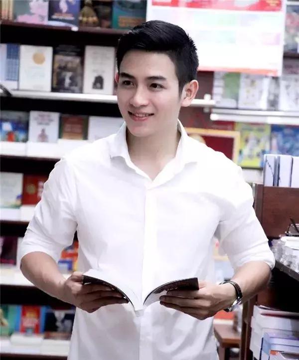 越南一军官因长相帅气走红网络,颜值不亚于当红明星 越南一军官因长相帅气走红网络,颜值不亚于当红明星