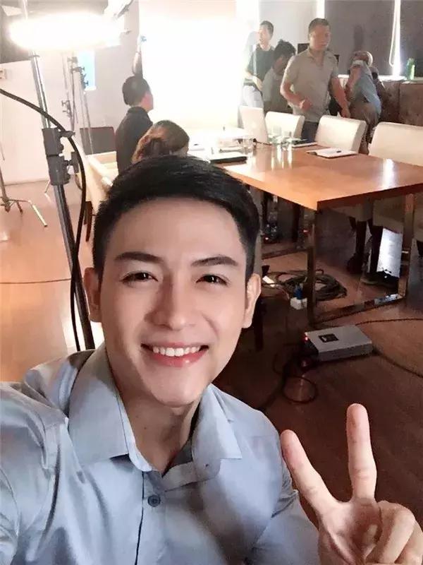 越南一军官因长相帅气走红网络,颜值不亚于当红明星 越南一军官因长相帅气走红网络,颜值不亚于当红明星